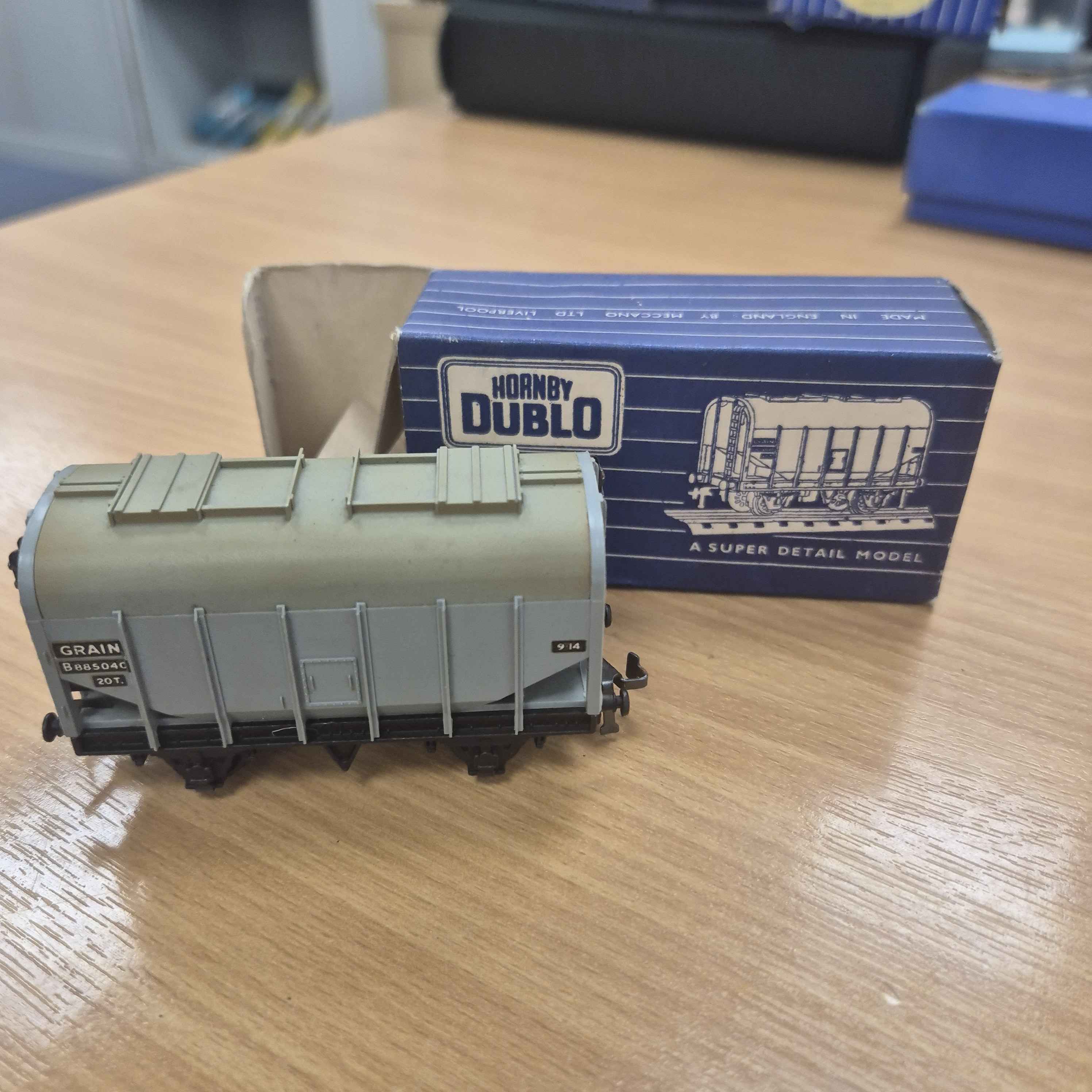 meccano-hornby-dublo-sd-6-20-ton-bulk-grain-wagon-gauge-00-32067-with-box