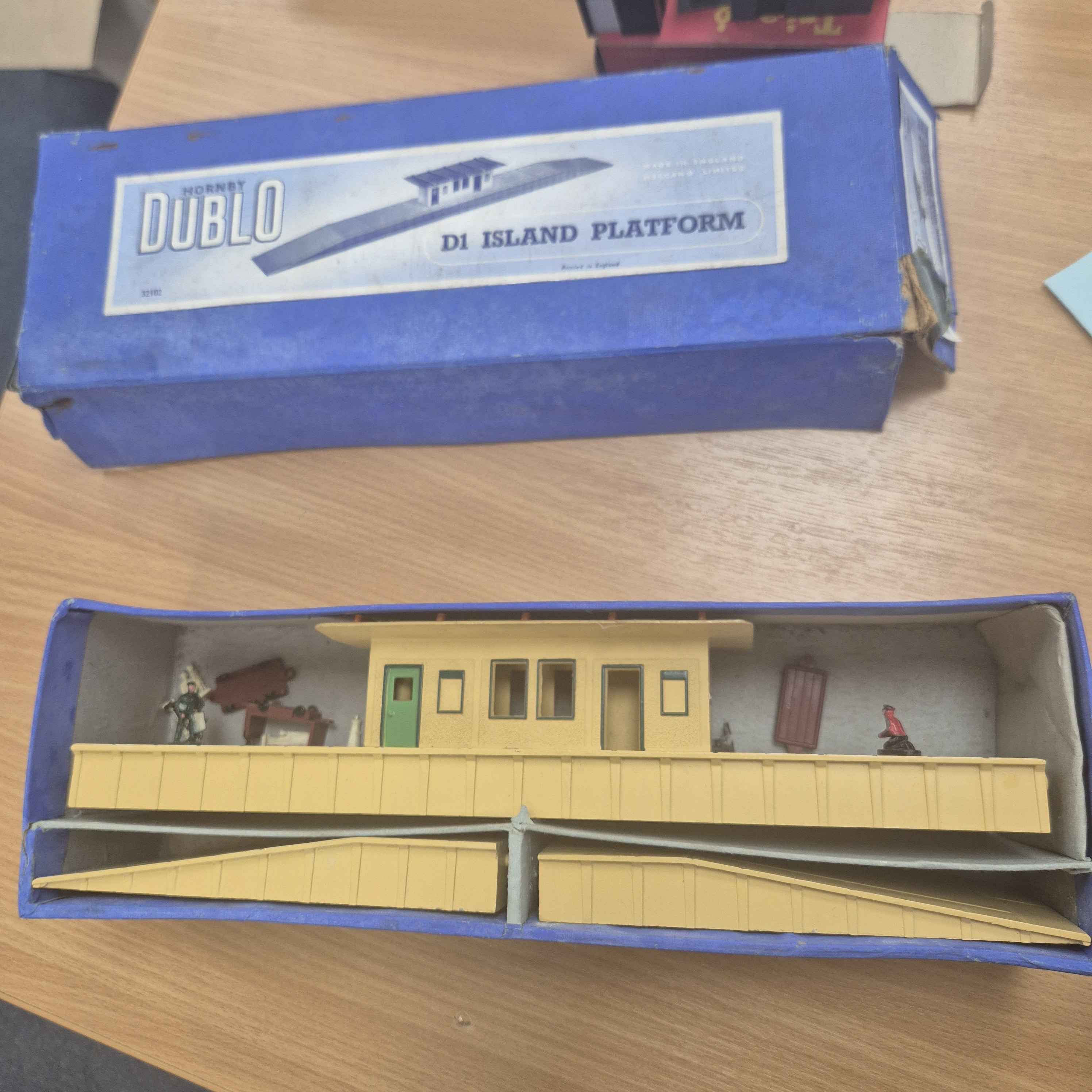 england-hornby-dublo-meccano-limited-d1-island-platform-in-box-with-parts