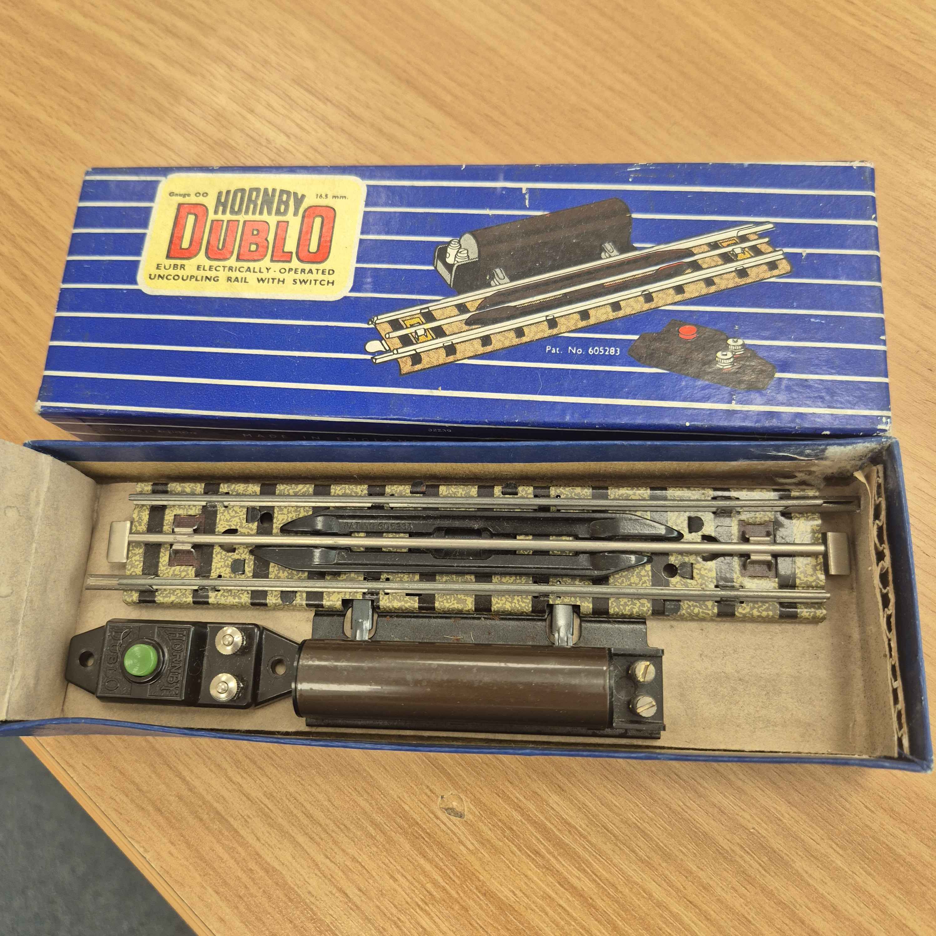 hornby-dublo-meccano-electrically-operated-uncoupling-rail-with-switch-box