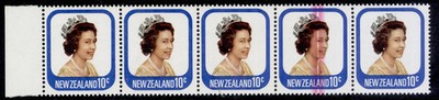 new-zealand-qeii-sg1094a-1975-81-10c-qeii-defin-strip-red-doctor-blade-flaw-mnh