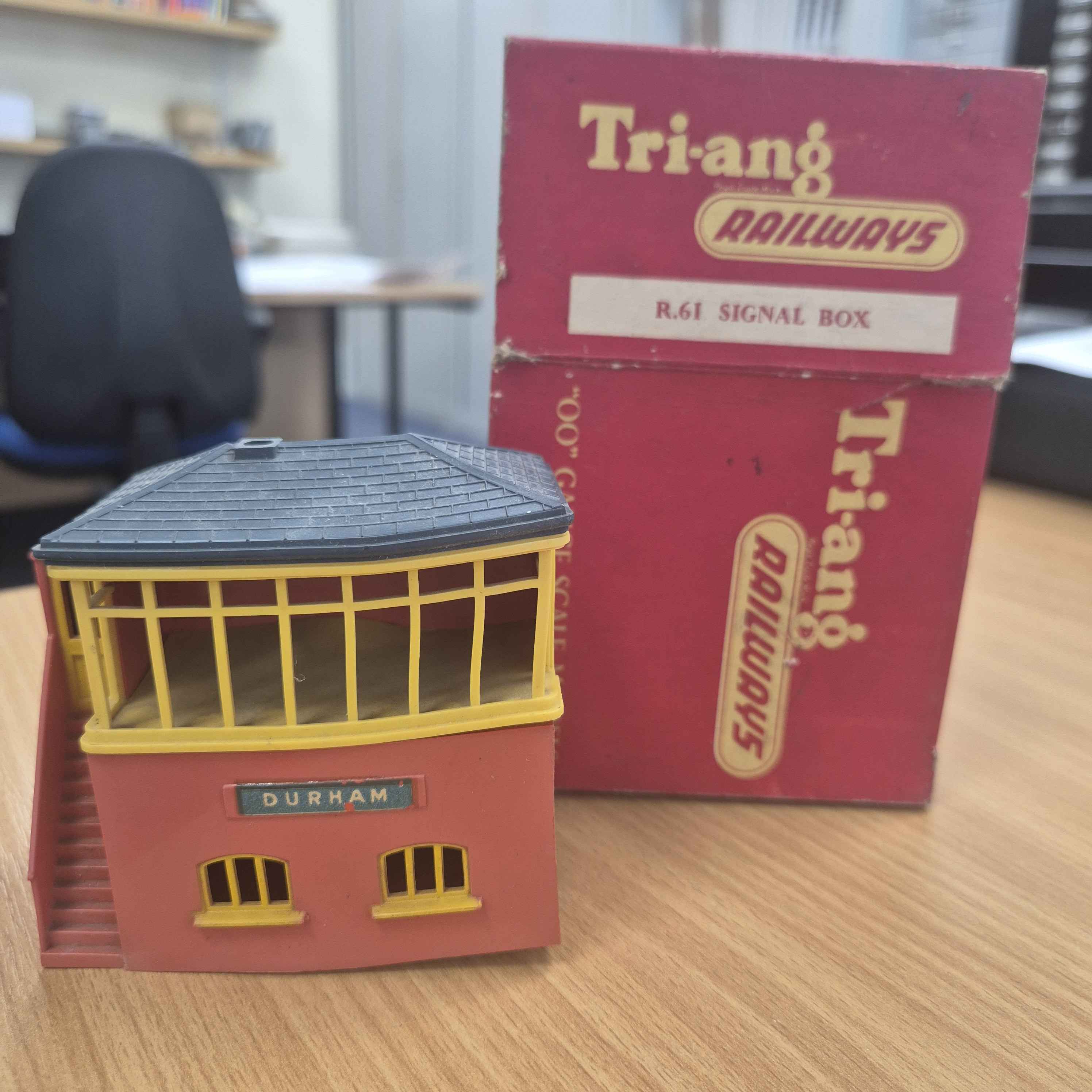 england-rovex-tri-ang-railways-oo-gauge-scale-r-61-signal-box-with-box