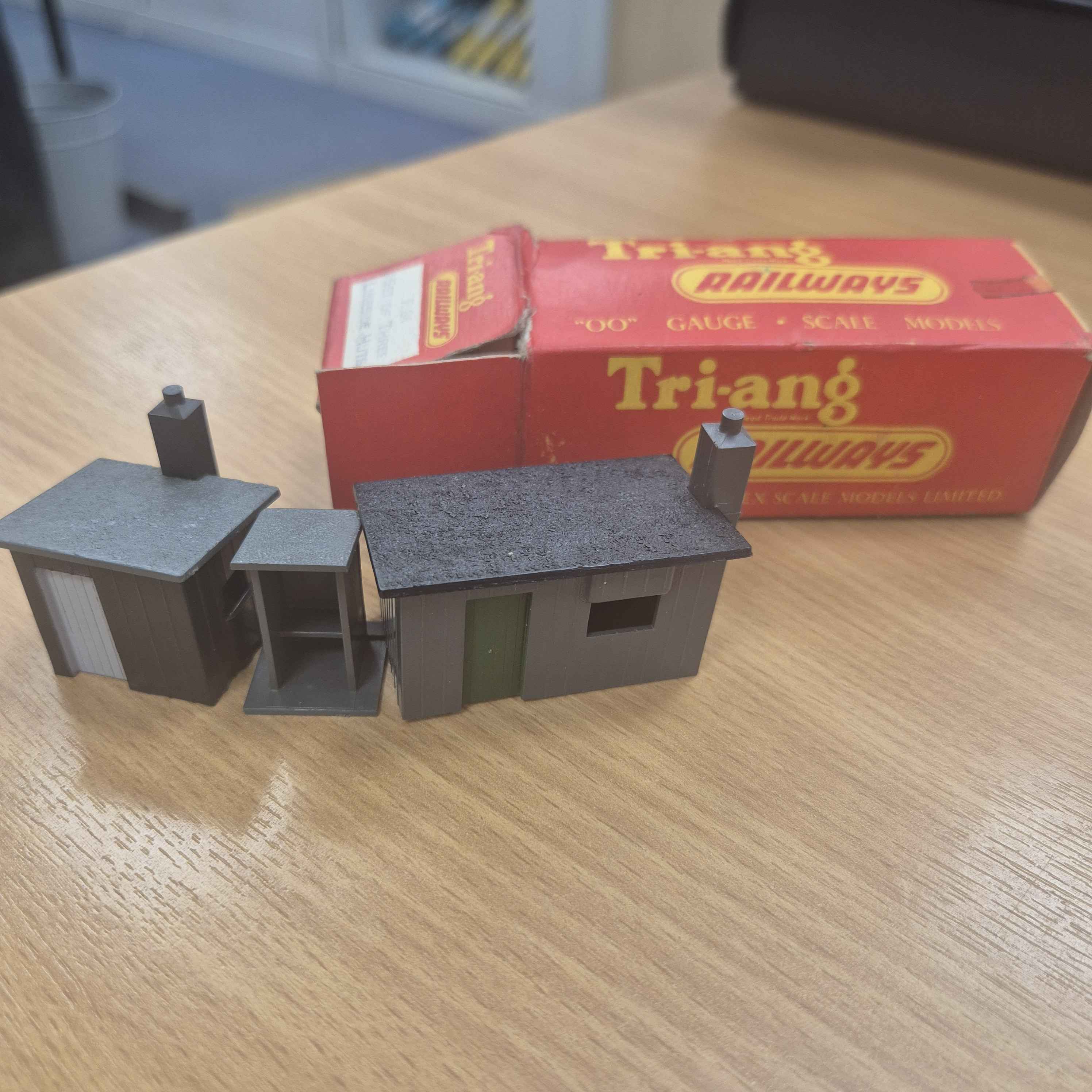 tri-ang-railways-hornby-rovex-scale-models-limited-set-of-3-lineside-huts-w-box