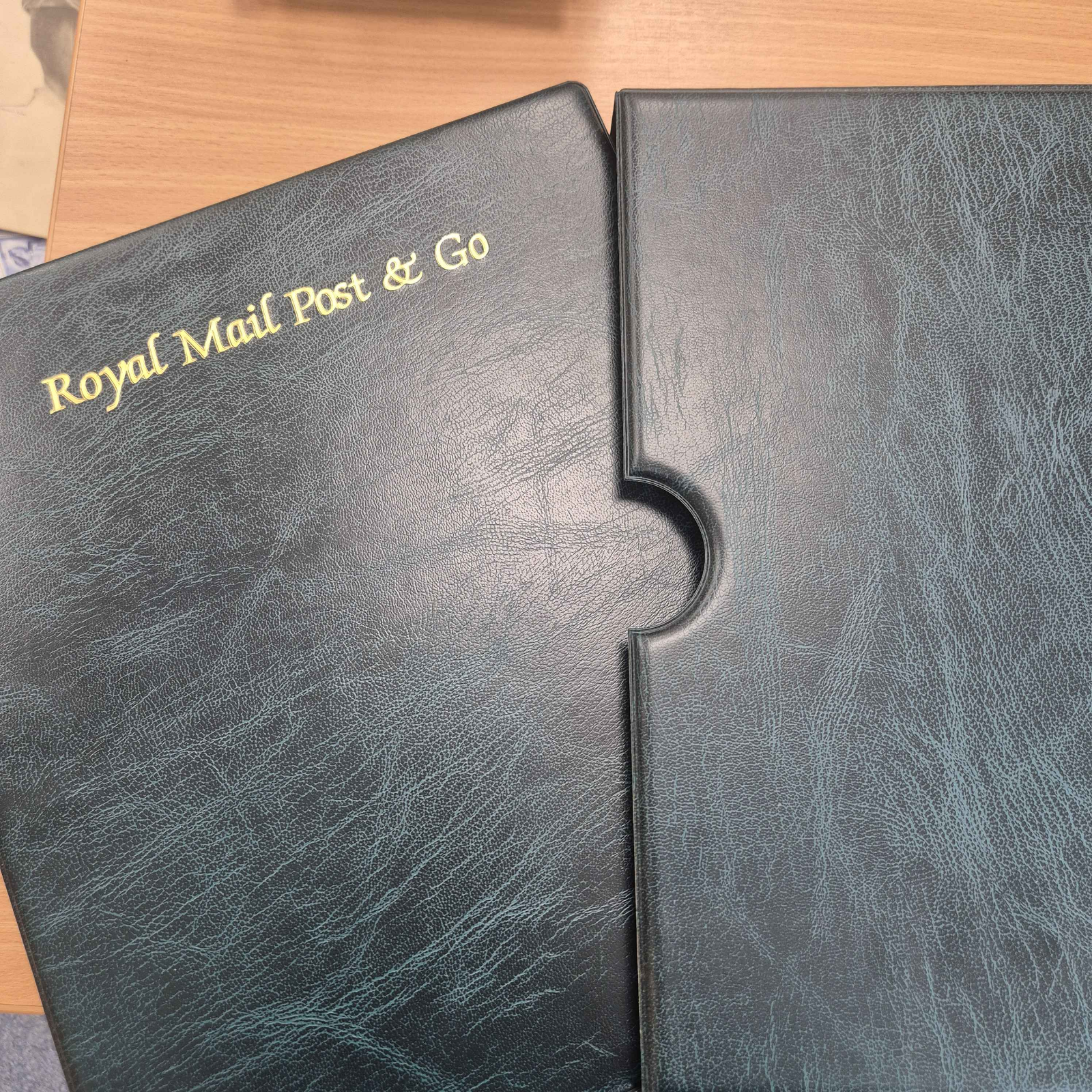 green-royal-mail-post-go-4-ring-binder-album-with-slipcase-and-11-pages