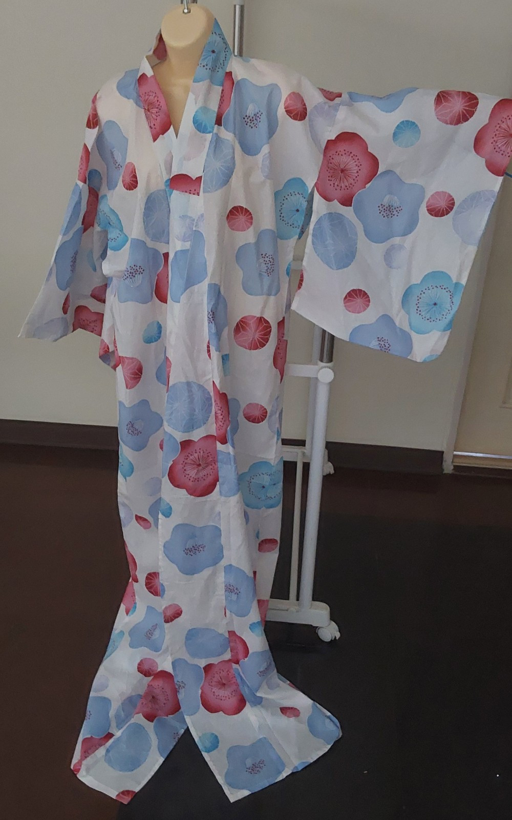brand-new-kimono-with-tag-nightwear-blue-red-floral-pattern