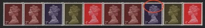 gb-1968-machin-1s-se-tenant-strip-um-with-gash-in-crown-variety-normal