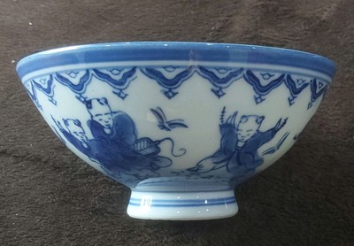 japanese-mid-1900-s-porcelain-tea-bowl-in-blue-white-no-damage-pre-loved