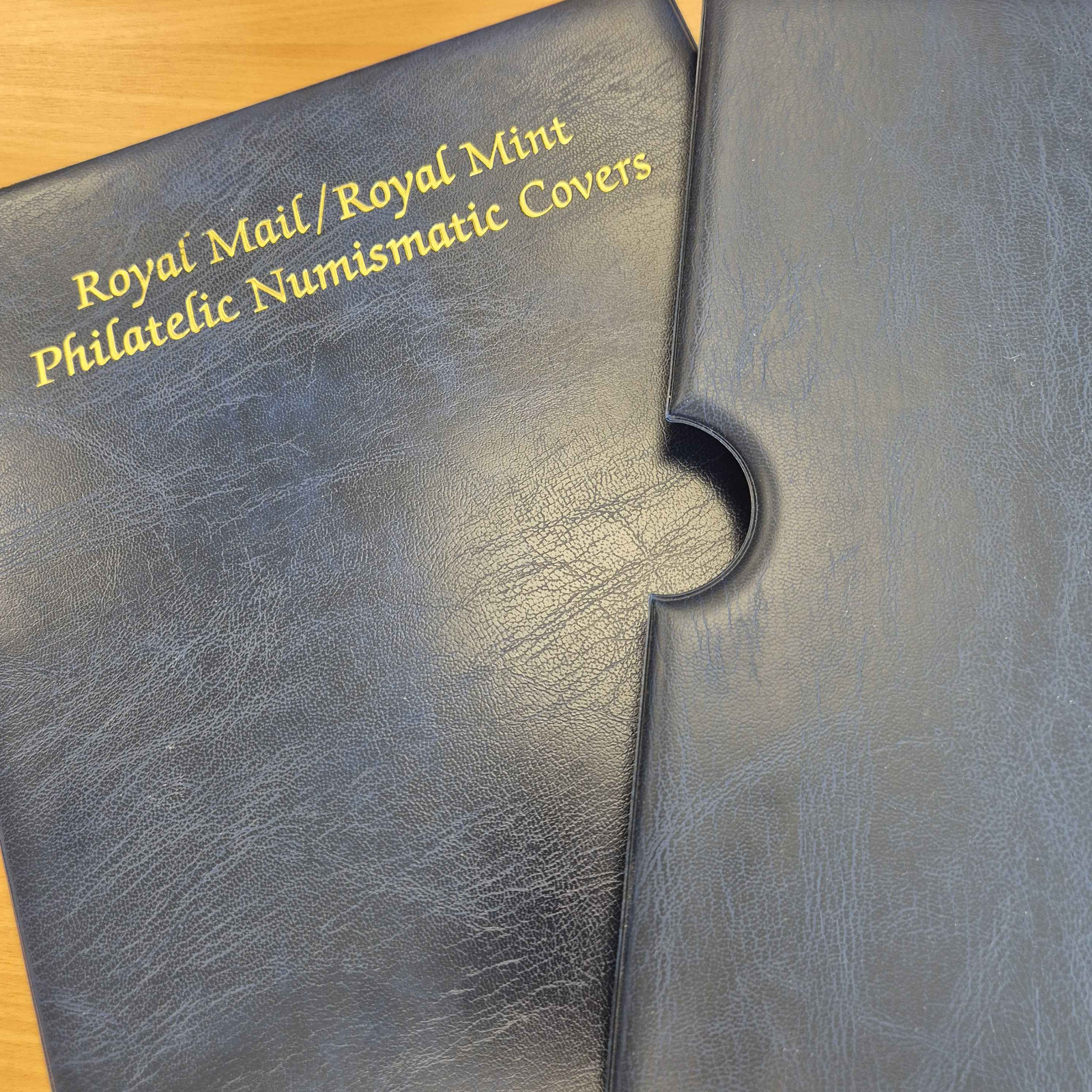 blue-royal-mail-mint-numismatic-covers-album-with-slipcase-and-pages