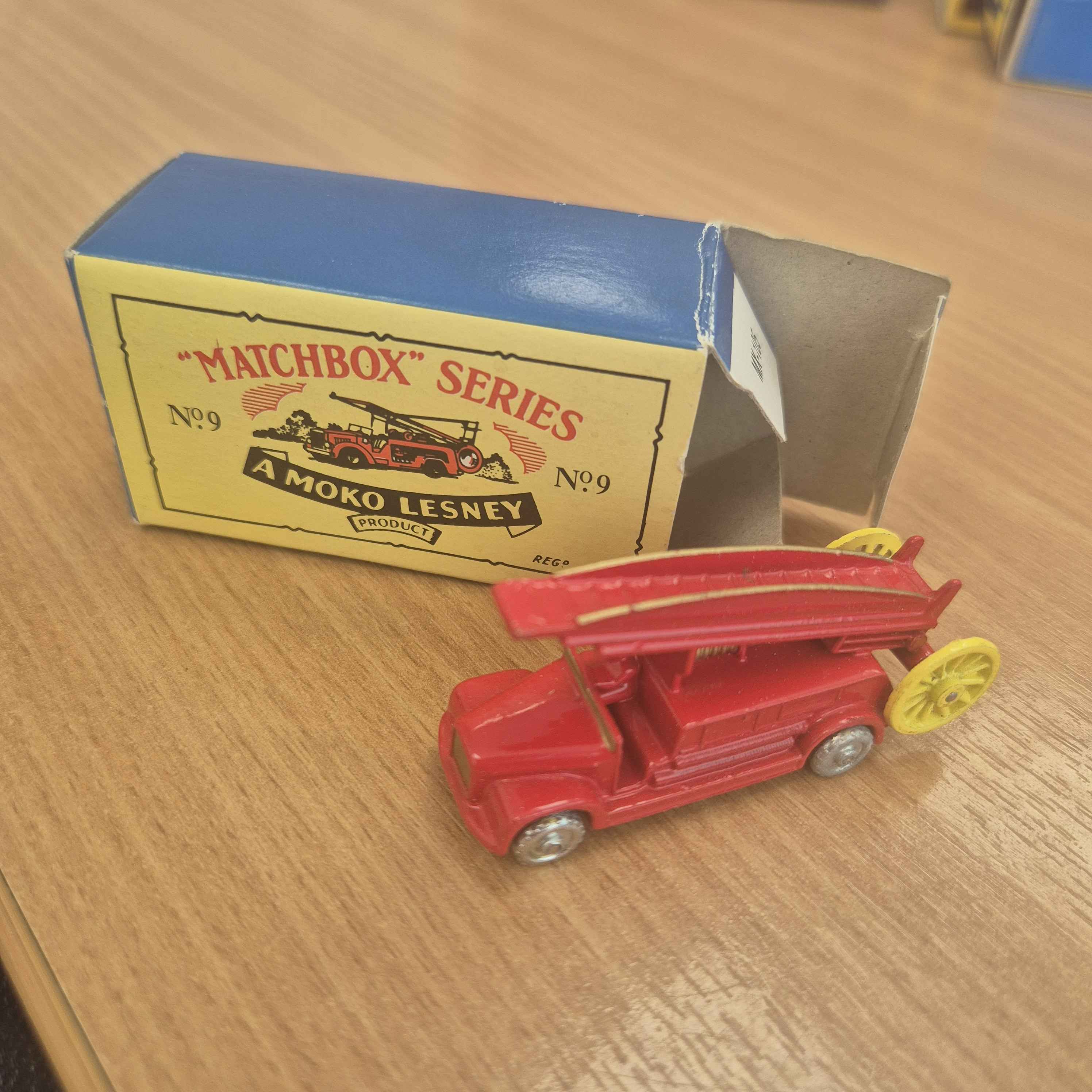 1988-matchbox-series-no-9-moko-lesney-red-fire-engine-with-box